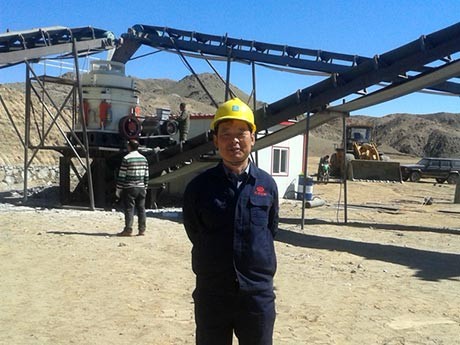 采石場機械石子碎石機結構設計新穎、破力大、粉碎能力強