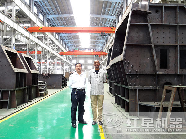 大型重錘式破碎機(jī)車(chē)間