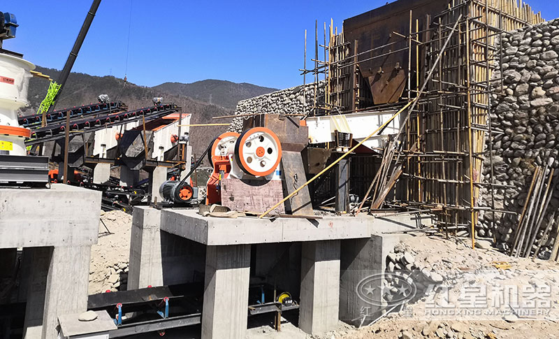 砂石生產線常見的1215破碎機 砂石生產線常見的1215破碎機