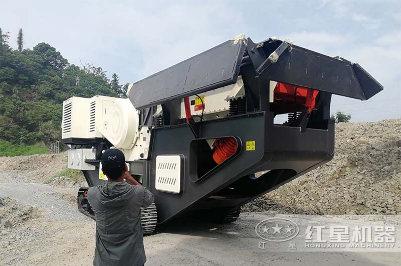 履帶顎式移動(dòng)破石機(jī)現(xiàn)場二