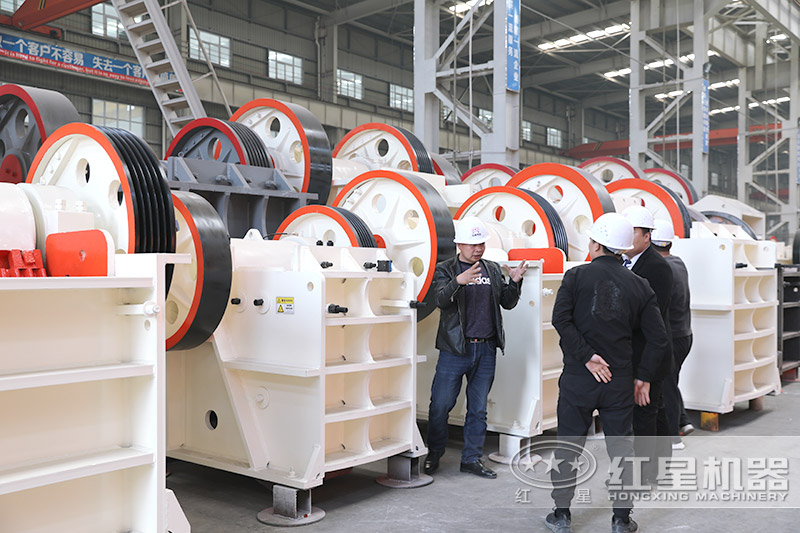 客戶來廠參觀鄂式粗碎機(jī)