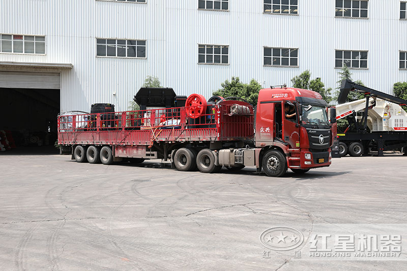 紅星機(jī)器46破碎機(jī)裝車發(fā)貨 紅星機(jī)器46破碎機(jī)裝車發(fā)貨