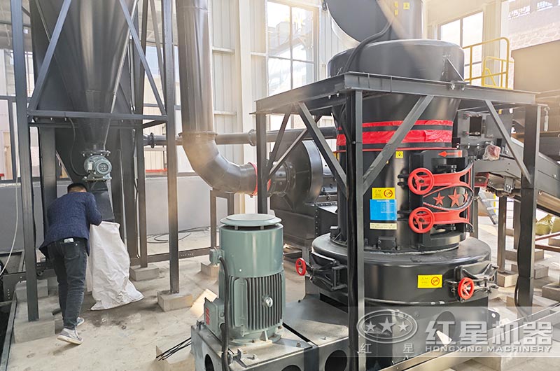 礦石磨粉機工作現場圖片