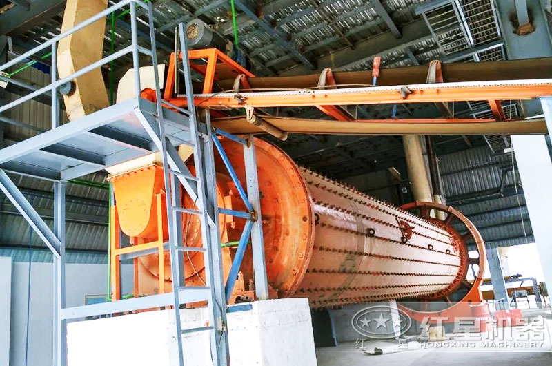 球磨機室內粉磨作業現場 球磨機室內粉磨作業現場