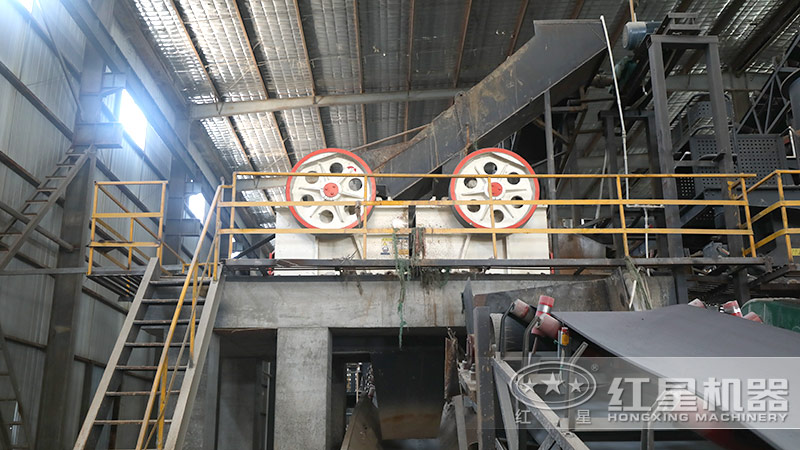 砂石場現(xiàn)場配置顎式破碎機