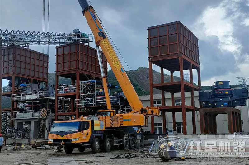 部分混凝土部分鋼架基礎的碎石設備安裝現場 部分混凝土部分鋼架基礎的碎石設備安裝現場