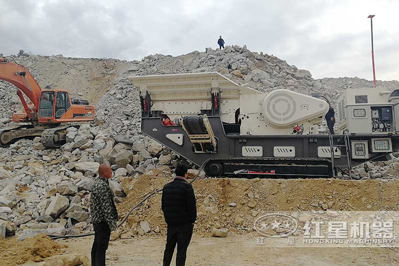 履帶顎式移動(dòng)破石機(jī)現(xiàn)場三