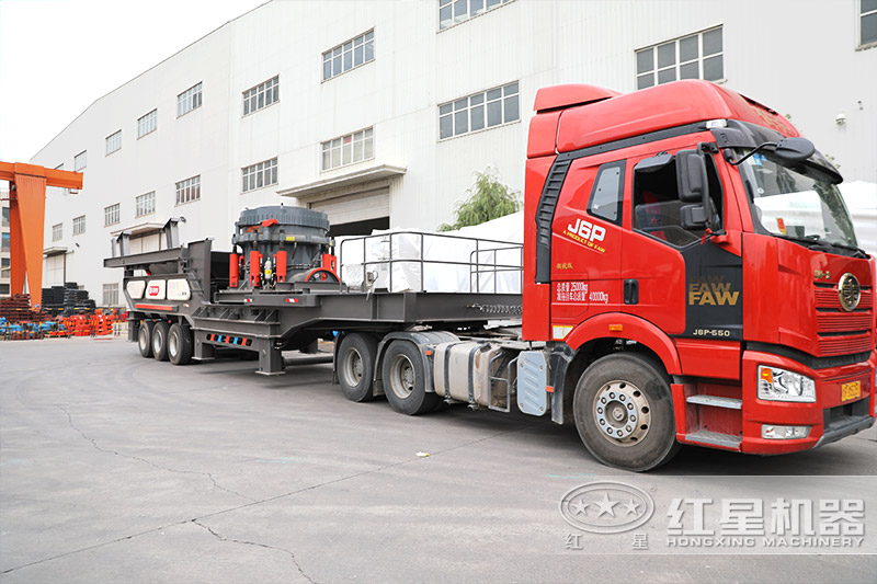 移動(dòng)制砂機(jī)發(fā)貨進(jìn)行中,車頭牽引即可抵達(dá)生產(chǎn)現(xiàn)場(chǎng),簡(jiǎn)單安裝就能生產(chǎn) 移動(dòng)制砂機(jī)發(fā)貨進(jìn)行中,車頭牽引即可抵達(dá)生產(chǎn)現(xiàn)場(chǎng),簡(jiǎn)單安裝就能生產(chǎn)