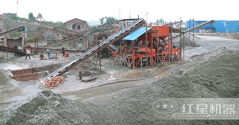 多臺(tái)小型對(duì)輥制砂機(jī)作業(yè)