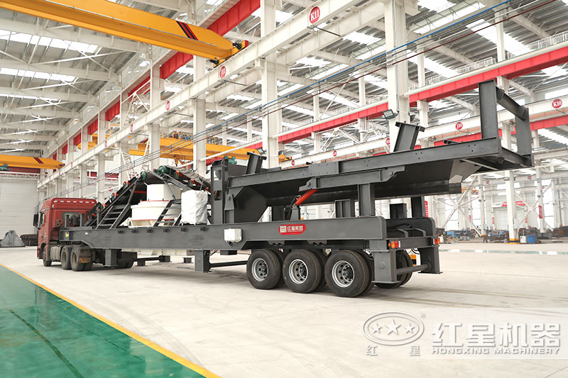 流動制砂機在車頭牽引下駛往現(xiàn)場 流動制砂機在車頭牽引下駛往現(xiàn)場