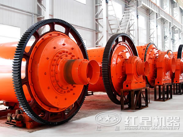 車間內(nèi)擺放整齊的礦渣球磨機