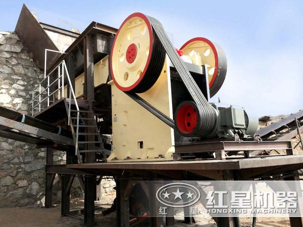 顎式破碎機(jī)現(xiàn)場圖