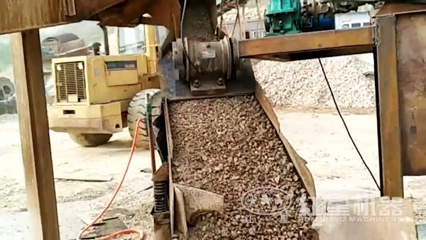 圓錐破碎機工作中