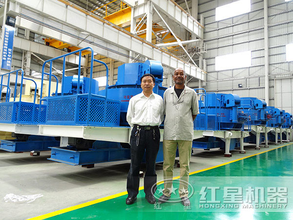 鵝卵石制砂機(jī)生產(chǎn)車間留影