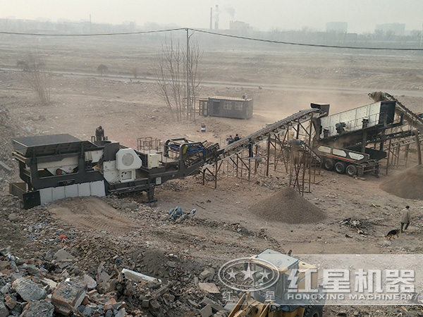 移動式破碎機(jī)建筑垃圾現(xiàn)場