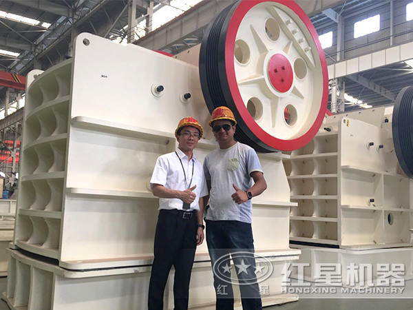 大型磕石機(jī)車(chē)間客戶(hù)留影