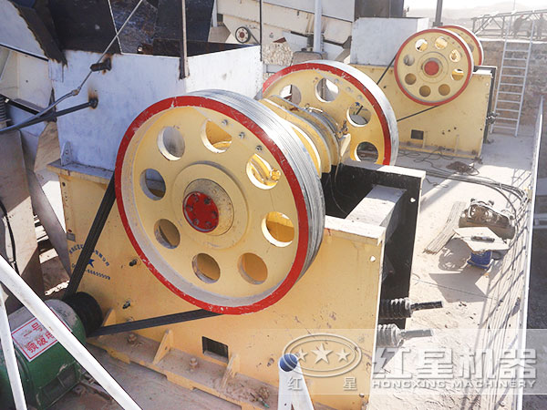 顎式破碎機工作現(xiàn)場