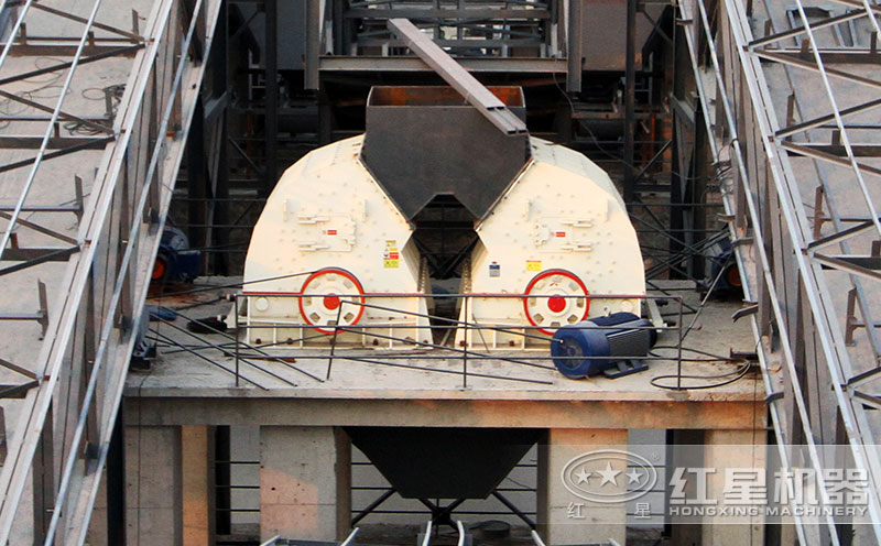 重錘破碎機(jī)工作現(xiàn)場