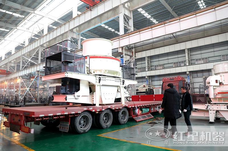 制砂機裝車發貨啦，天氣的寒冷擋不住購機的熱情