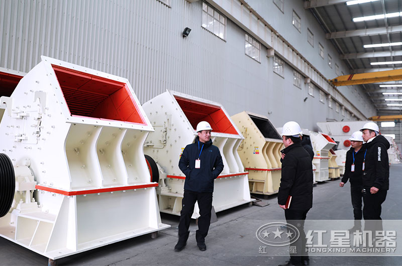 客戶來廠參觀錘式破碎機