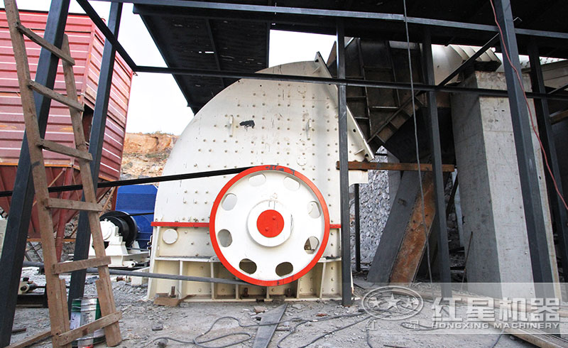 大型重錘式石子破碎機(jī)設(shè)備圖片