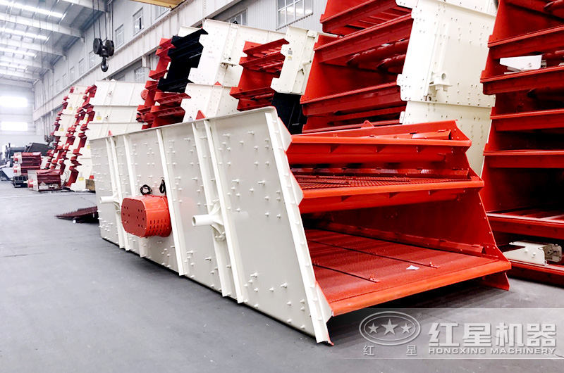 振動(dòng)篩分機(jī)是砂石生產(chǎn)線重要的輔助生產(chǎn)設(shè)備