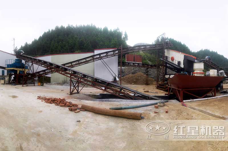 與移動(dòng)破碎機(jī)組合打砂的小型干式制砂現(xiàn)場(chǎng)