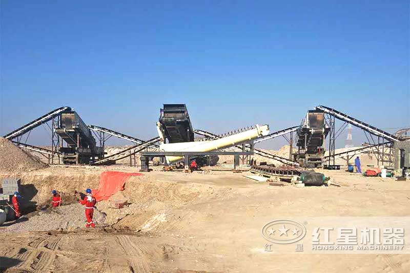 配置多臺移動顎式破碎機(jī)加工現(xiàn)場