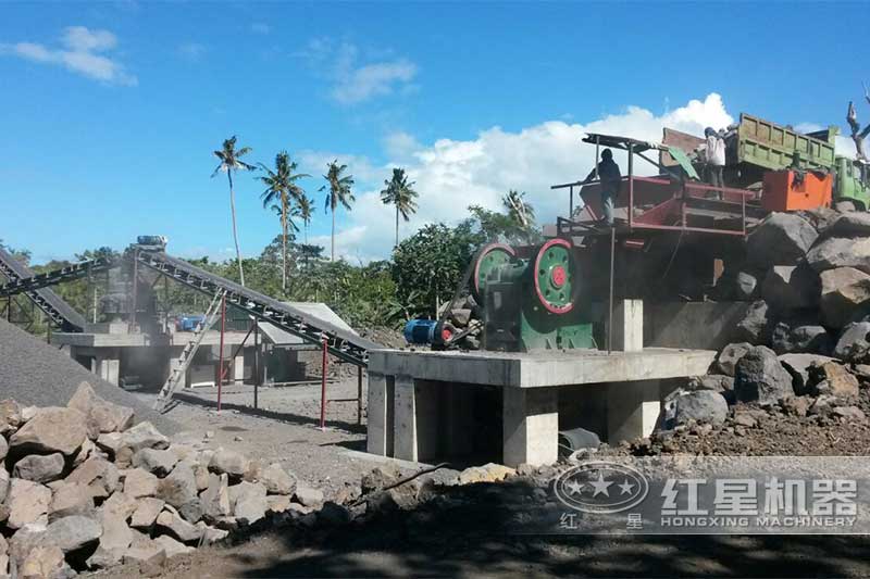 顎式破碎機(jī)破碎花崗巖現(xiàn)場
