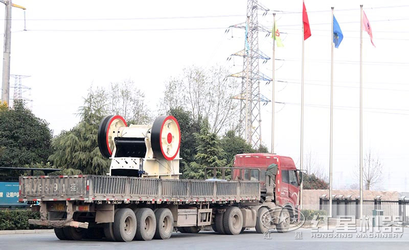 發(fā)貨路上的顎破碎石機(jī)