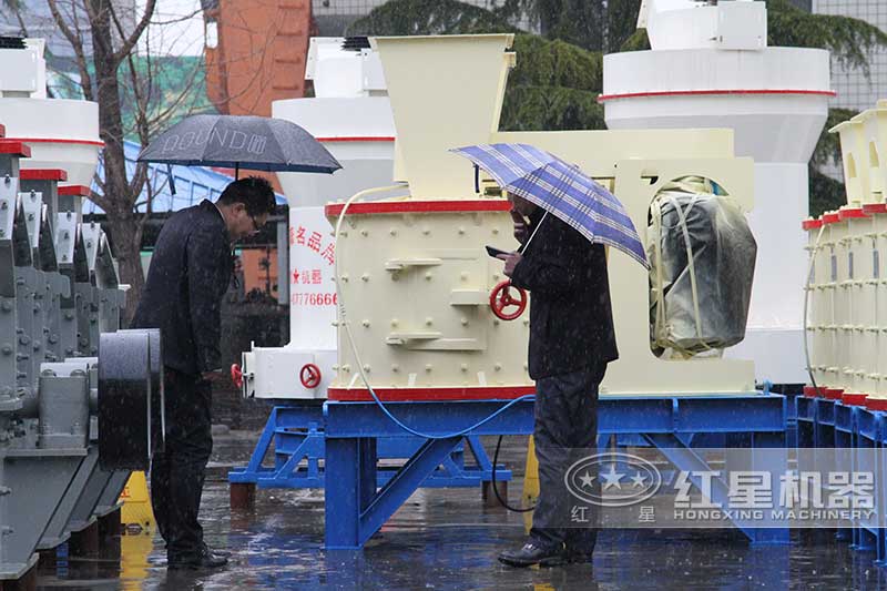 客戶來廠考察復(fù)合式破碎機