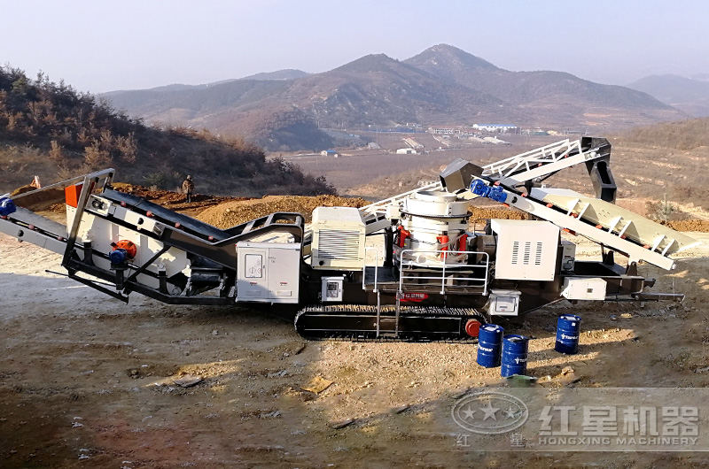 履帶式小型移動破碎機(jī)工作現(xiàn)場