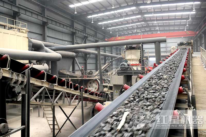 石料生產(chǎn)線(xiàn)正在作業(yè)