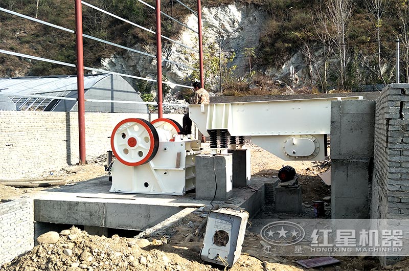 顎破碎機(jī)設(shè)備現(xiàn)場(chǎng)