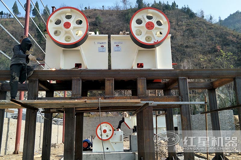 鄂破碎機(jī)生產(chǎn)12石子現(xiàn)場(chǎng)圖