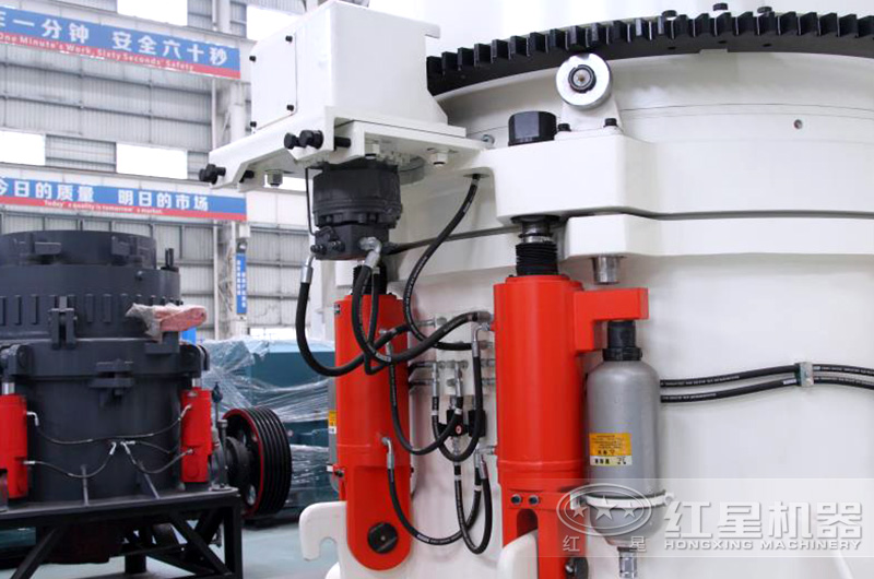 1400圓錐破碎機保險調(diào)整鎖緊全部以來液壓缸實現(xiàn)